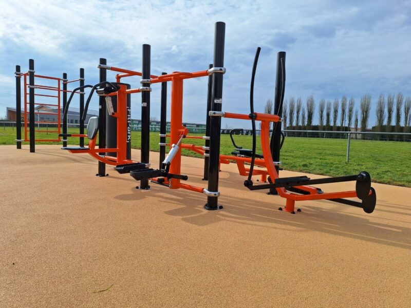 Magnifique installations de FIT’STATION Training & STREET Workout dans la ville de #mesnilaubry située Rue du Stade ! On garde la forme FitPark