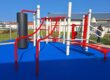 Une Fit'Station Training ultra complète : Vélo Elliptique, Pumper Back, Abdo, Squat, Pec Press Assis Sac de frappe et Rameur. combiné street workout échelle et barre de tractions