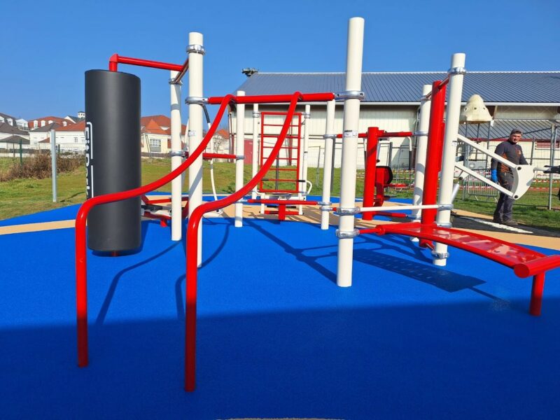 Une Fit'Station Training ultra complète : Vélo Elliptique, Pumper Back, Abdo, Squat, Pec Press Assis Sac de frappe et Rameur. combiné street workout échelle et barre de tractions