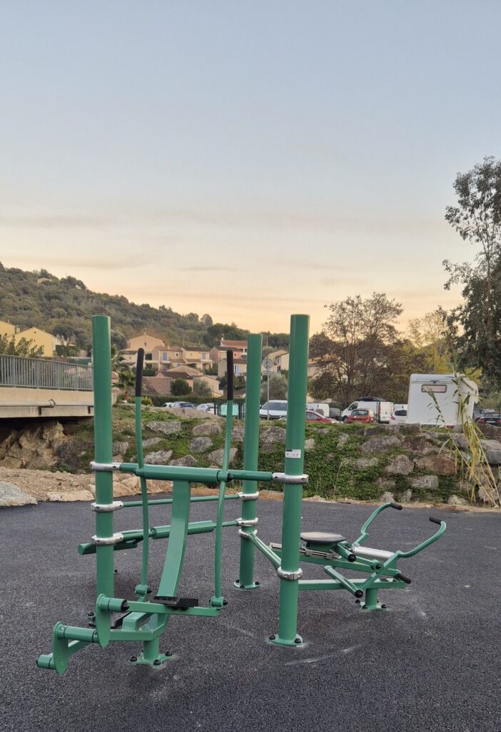 Fitpark Auribeau 1 Fit'Station TRaining - Vélo Elliptique - Rameur - PLanche d'abdo incliné